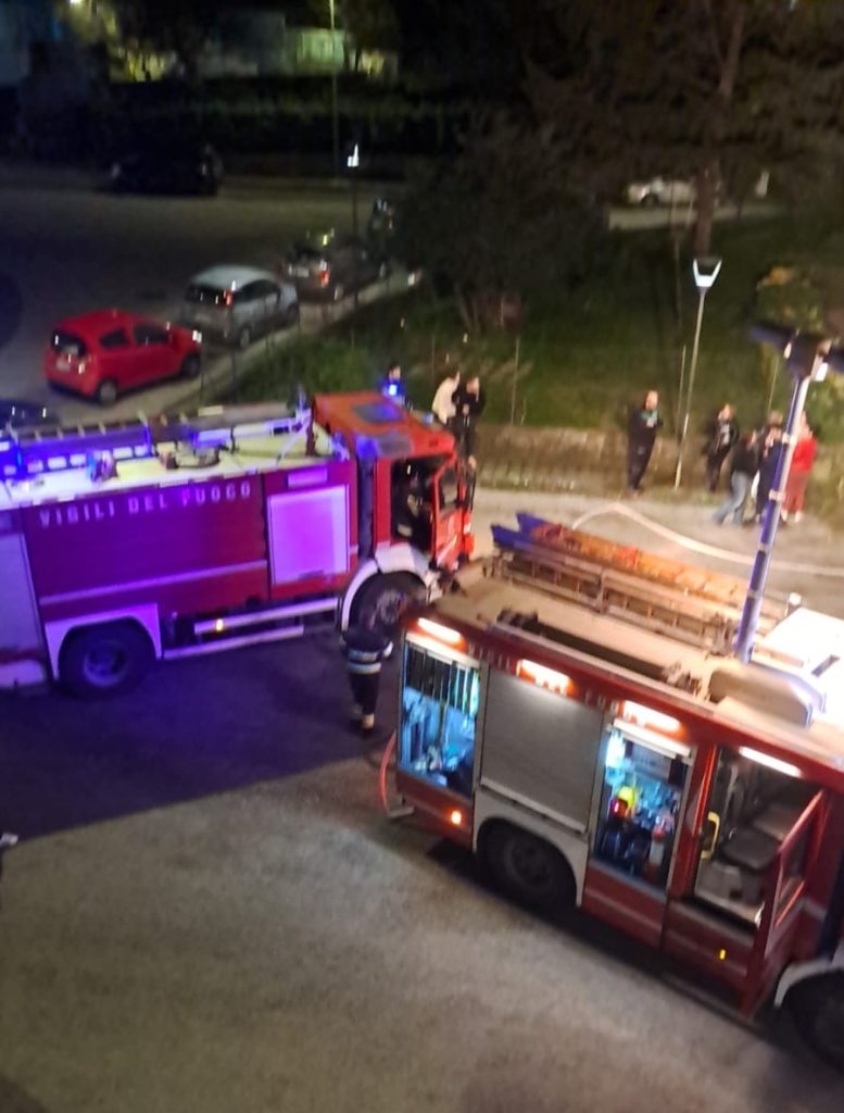 Auto in fiamme nella notte a Cava de’ Tirreni: paura nel quartiere Santa Lucia