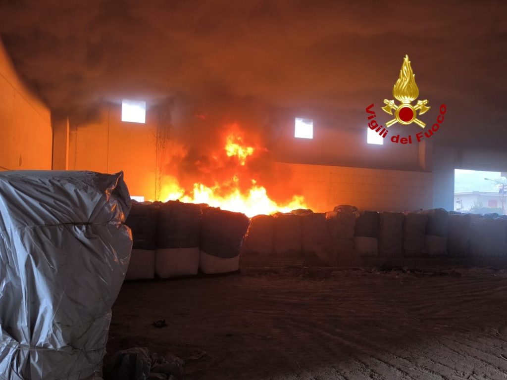 Sarno, vasto incendio in capannone industriale