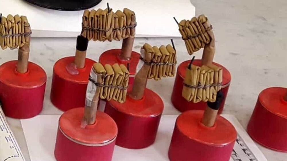 Bomba carta esplode sotto un’auto a Buonabitacolo: famiglia sotto shock