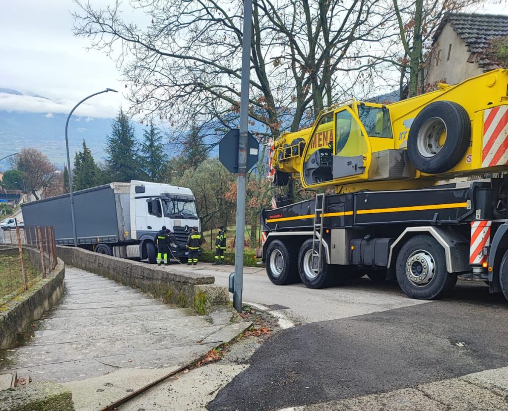 Monte San Giacomo, errore del navigatore: tir si blocca
