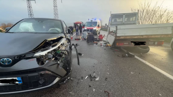 Capaccio Paestum, scontro tra tre auto e un furgone