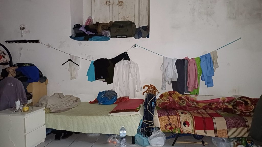 Salerno, tuguri nel centro storico: 19 bengalesi in un alloggio