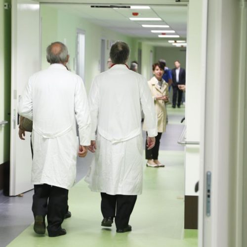 Infermieri e Oss negli uffici dell’Asl Salerno: «Imboscati 412 operatori»