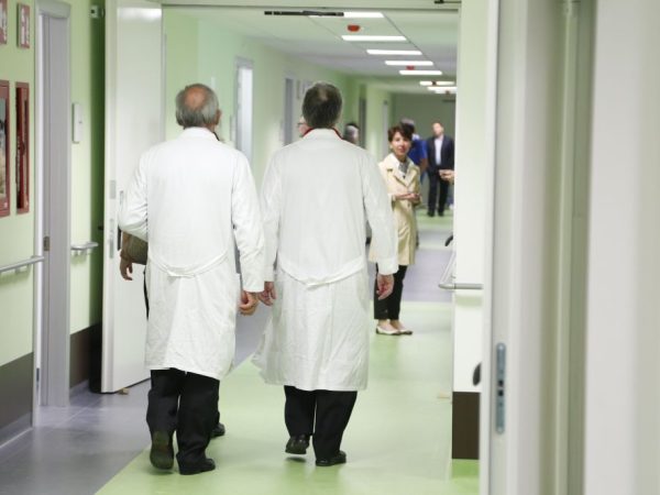 Infermieri e Oss negli uffici dell’Asl Salerno: «Imboscati 412 operatori»