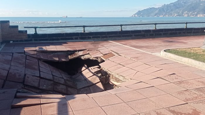 Salerno, nuova voragine sul Lungomare Trieste