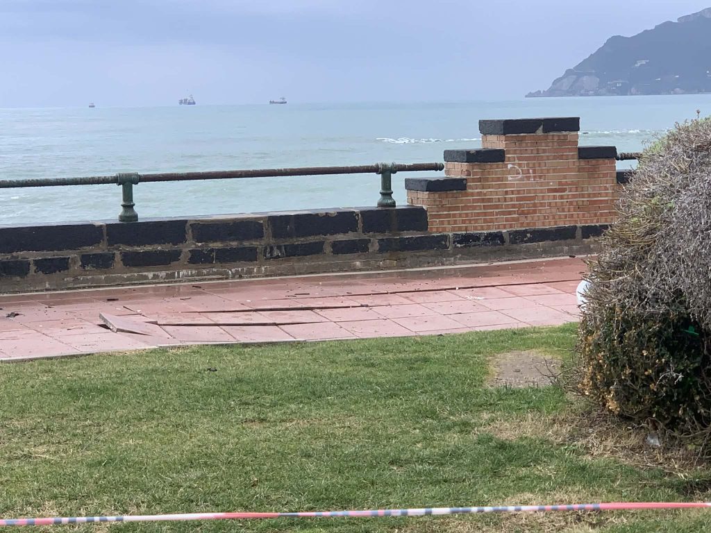 Salerno si sbriciola: incubo crolli a Torrione, lungo stop in via Calenda