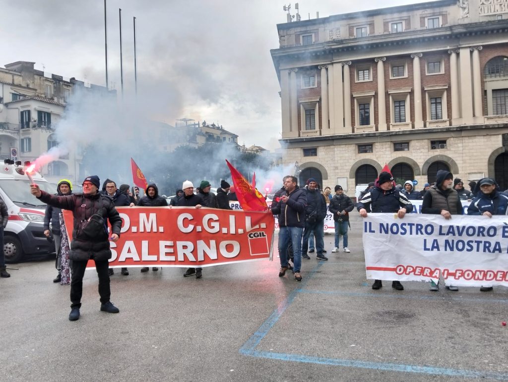 Fonderie Pisano di Salerno, operai senza futuro: «Riparte la lotta»