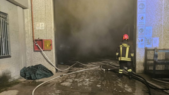 Giffoni Valle Piana, incendio distrugge capannone della Sineko