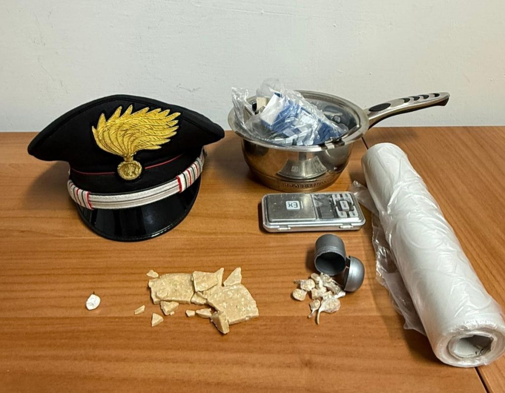 Nasconde crack e cocaina nella borsa della figlia: arrestato 38enne