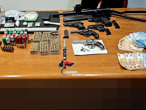 Giffoni Valle Piana: in auto e in casa cocaina e armi pronte all’uso, arrestato
