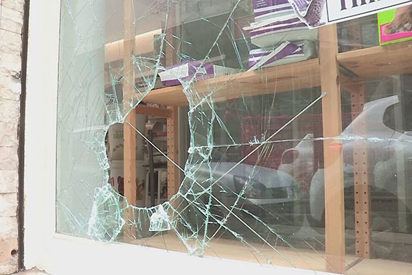 Salerno, sfonda vetrina di un negozio e porta via 100 euro