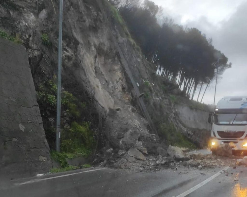Salerno si sbriciola ancora: frana in via Fra Generoso