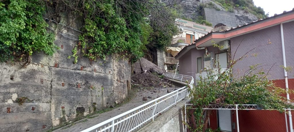 Frana a Vietri sul Mare: detriti su strada e abitazioni