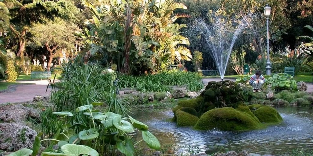 Salerno, terrore nella Villa comunale: bimba azzannata alla testa