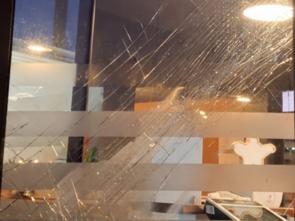 Agropoli, sfoda col motorino porta ingresso del bar e ruba la cassa