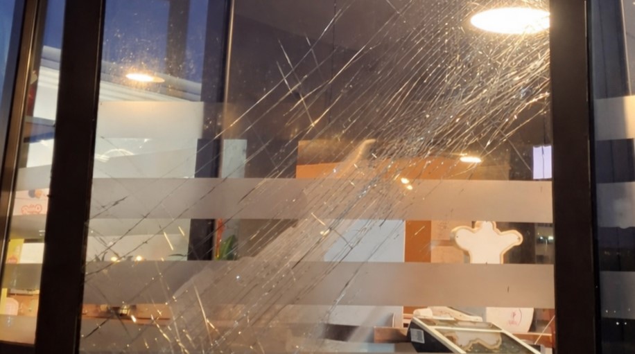 Agropoli, sfoda col motorino porta ingresso del bar e ruba la cassa