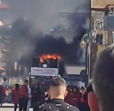 Carro allegorico trancia un cavo della linea ferroviaria e prende fuoco: paura a Nocera Superiore