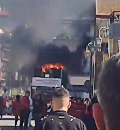 Carro allegorico trancia un cavo della linea ferroviaria e prende fuoco: paura a Nocera Superiore