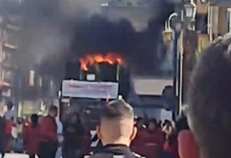 Carro allegorico trancia un cavo della linea ferroviaria e prende fuoco: paura a Nocera Superiore