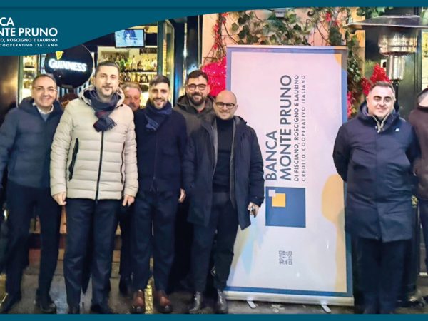 La Banca Monte Pruno celebra 5 anni di presenza a Cava de’ Tirreni: grande partecipazione per la serata tra musica, parole e swing al Jazz Club “Il Moro”