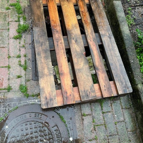 Eboli, la fogna resta scoperta dopo i controlli anti droga