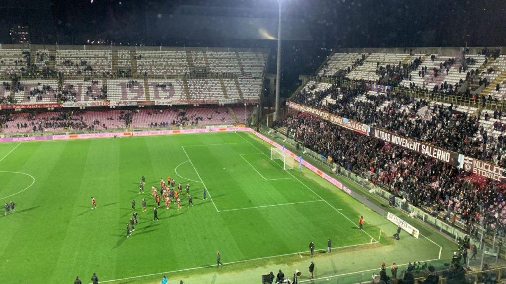 Salernitana pari col Giugliano, la Curva Sud rifiuta il saluto della squadra