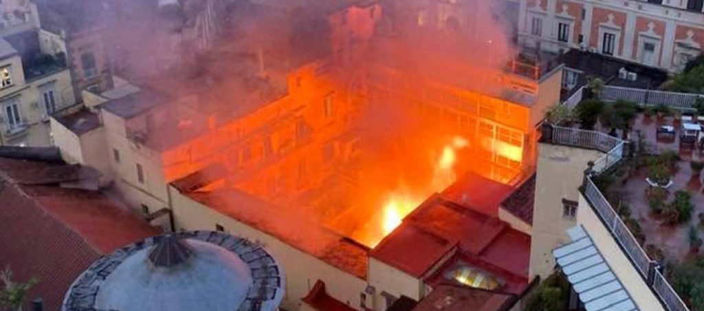 Incendio al Teatro Sannazaro di Napoli: crolla la cupola sulla platea