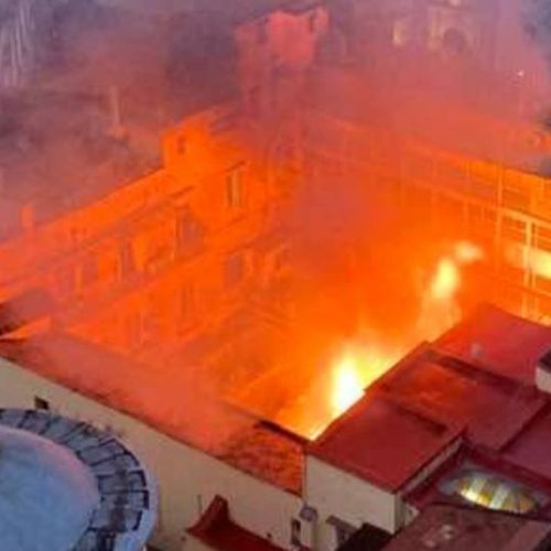 Incendio al Teatro Sannazaro di Napoli: crolla la cupola sulla platea