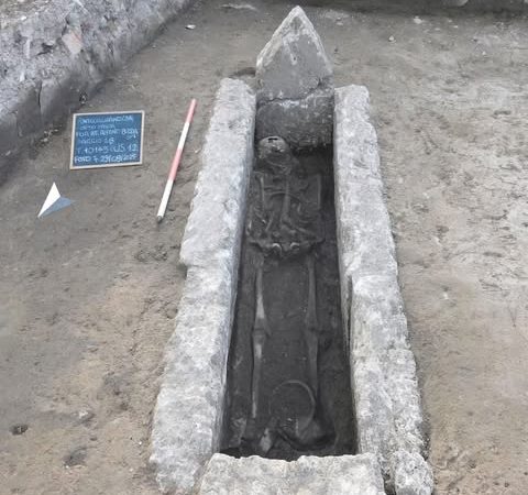 Pontecagnano, emerge una necropoli sannitica: scoperte 34 tombe