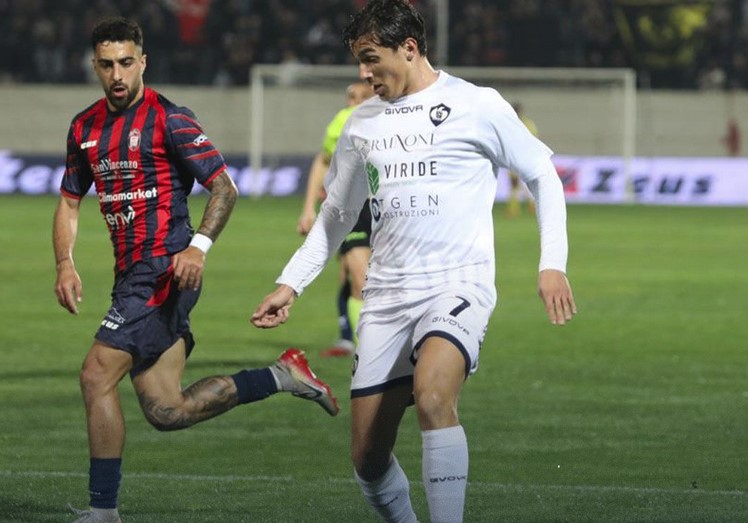 Crotone-Cavese 2-0, una doppietta di Gomez stende i metelliani