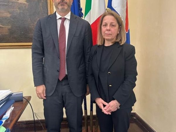 Giffoni, madre incontra Fico: «Ecco come è morta mia figlia al Ruggi»