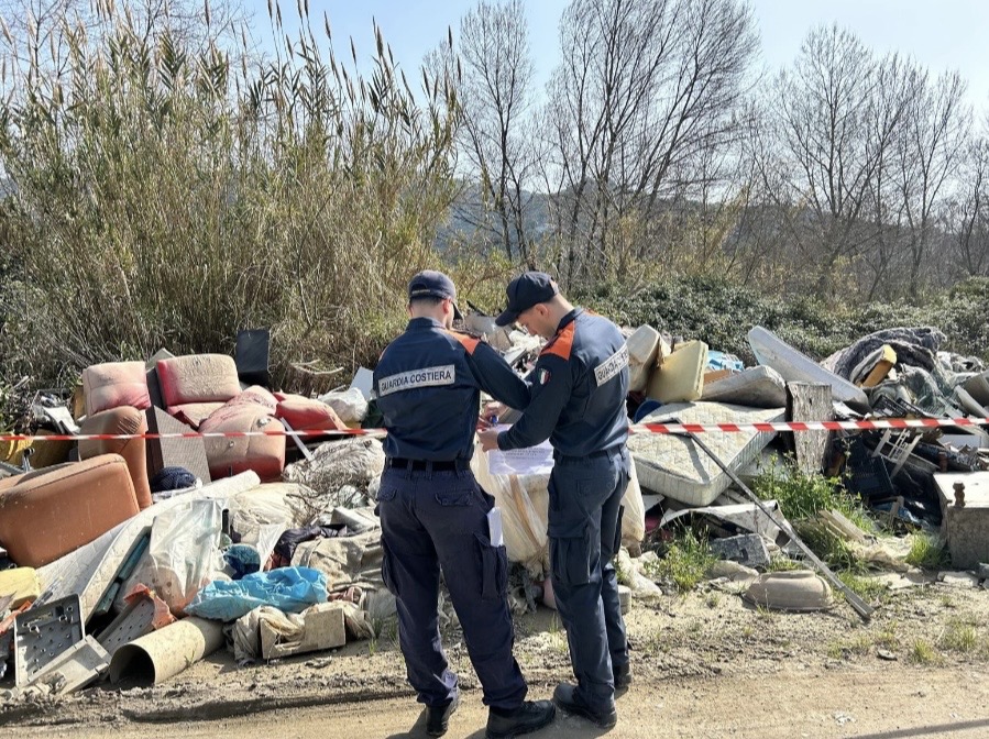 Discarica abusiva scoperta a Palinuro, in otto nei guai