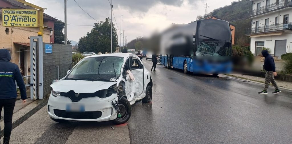 Atena Lucana, impatto tra un pullman e un’auto: ferita ragazza