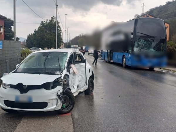 Atena Lucana, impatto tra un pullman e un’auto: ferita ragazza