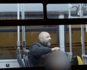 Terrore a Napoli, donna accoltellata e sequestrata sul bus C32: arrestato un 39enne