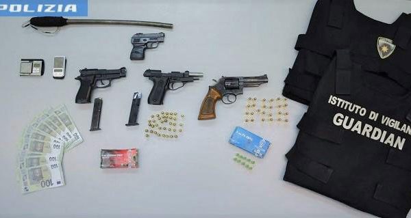 Salerno, scoperto con un arsenale: arrestato