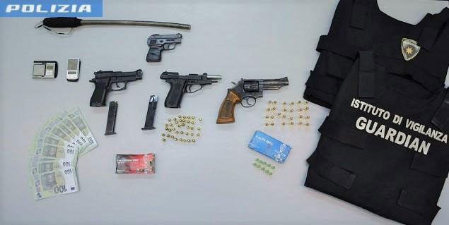 Salerno, scoperto con un arsenale: arrestato