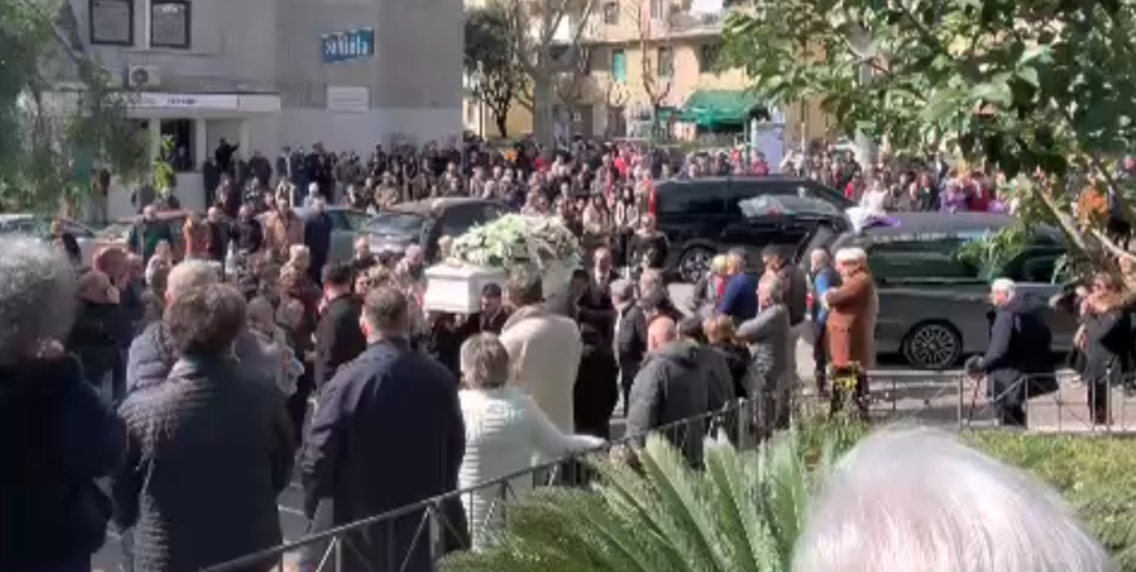 Eboli, folla commossa ai funerali di Matteo Ginetti