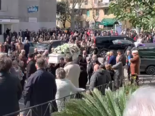 Eboli, folla commossa ai funerali di Matteo Ginetti