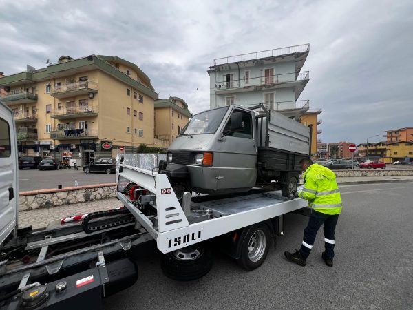 Eboli, alla guida di un triciclo Piaggio ma è minorenne: sanzionati i genitori