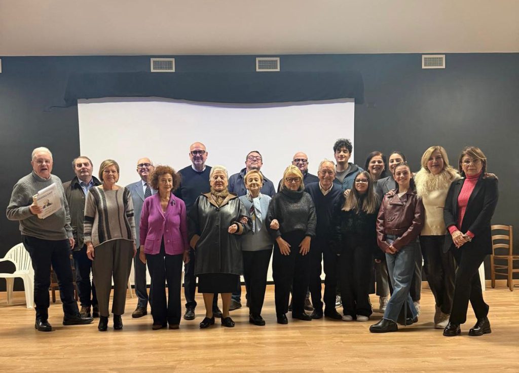 “Sasà, ‘na chiacchiera e ‘nu cafè”: La Napoli di Carmen Piermatteo Gatto incanta Salerno