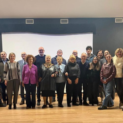 “Sasà, ‘na chiacchiera e ‘nu cafè”: La Napoli di Carmen Piermatteo Gatto incanta Salerno