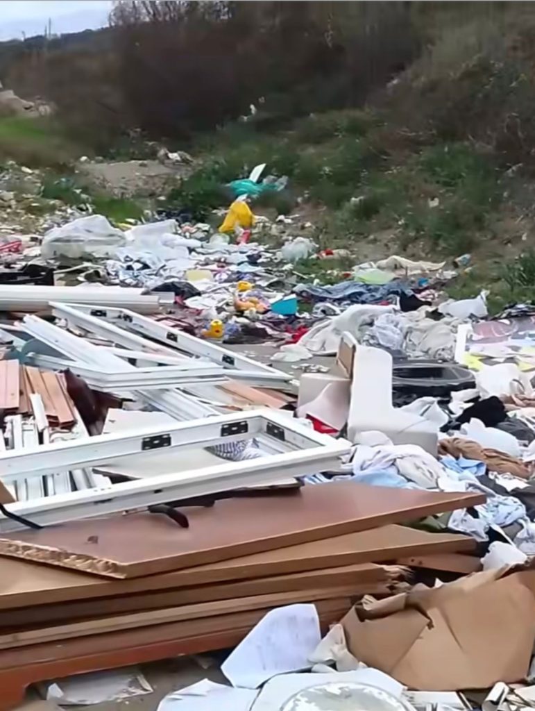 Eboli, maxi discarica di rifiuti a Campolongo