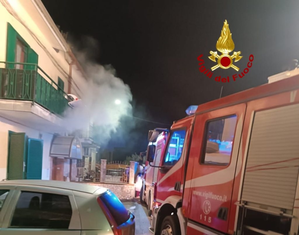 San Cipriano Picentino, incendio nella notte: fiamme in un’abitazione a Pezzano