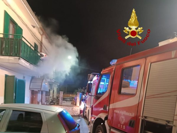 San Cipriano Picentino, incendio nella notte: fiamme in un’abitazione a Pezzano