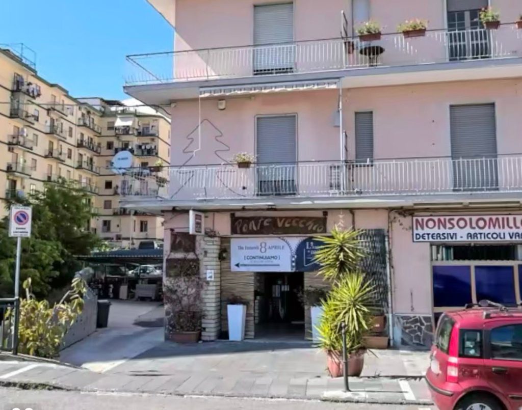 Furto nella notte alla Pizzeria Sorriso di Eboli: spaccata nel retro, portati via cassa e birre