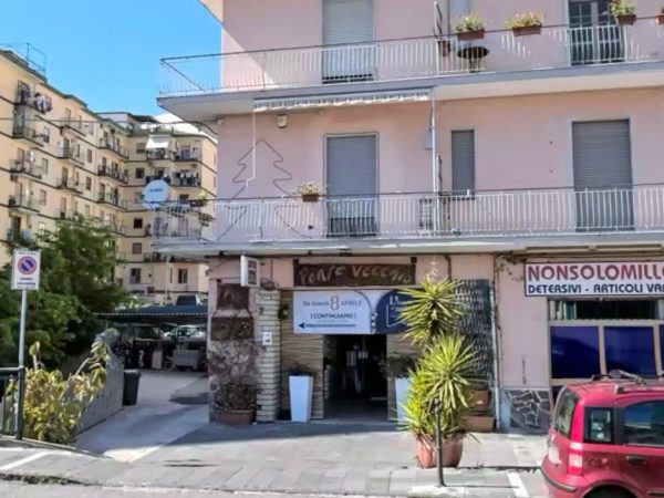 Furto nella notte alla Pizzeria Sorriso di Eboli: spaccata nel retro, portati via cassa e birre