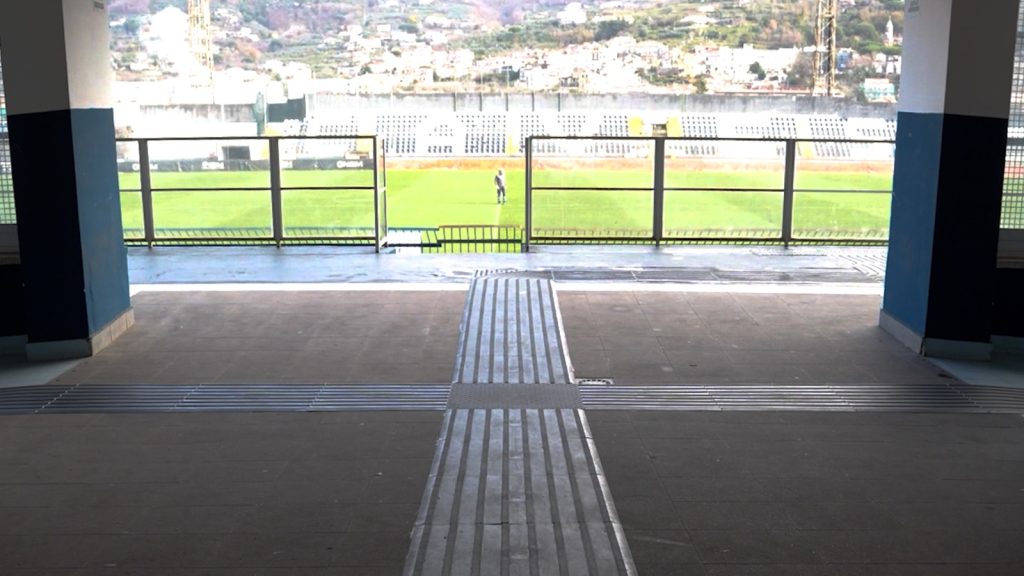 Lo stadio della Cavese diventa inclusivo: ultimata la pavimentazione tattile per non vedenti