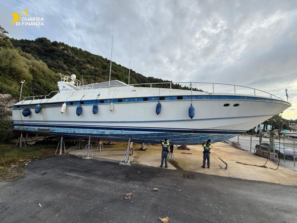 Sapri, sequestrata imbarcazione di lusso al Porto