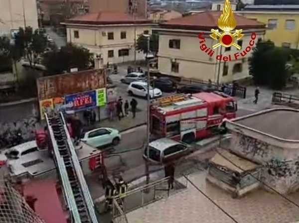 Salerno, appartamento distrutto dalle fiamme a Pastena